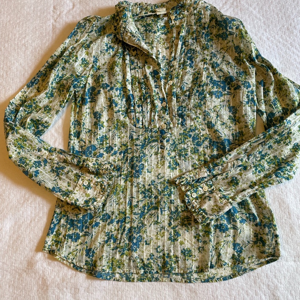 J Crew Floral top, 100% soft cotton a bit of sheerness. Ruffle collar and cuffs.